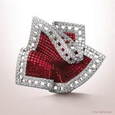 Uncovering the Brilliance: Different Types of Van Cleef & Arpels Stones -  Academy by FASHIONPHILE